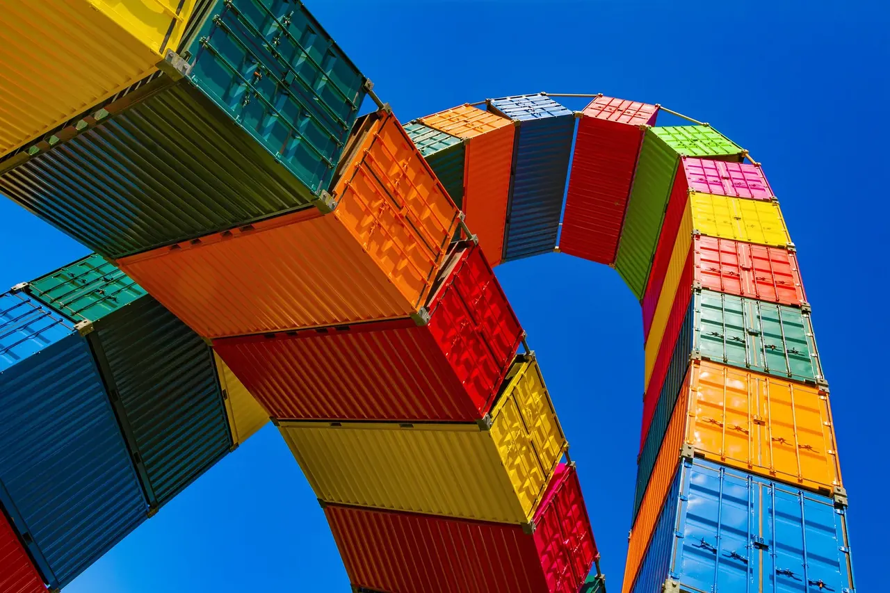 Contenedores de colores formando un arco