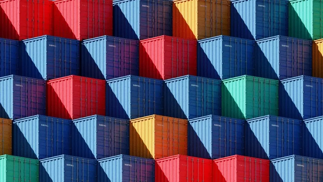 Contenedores multicolores apilados