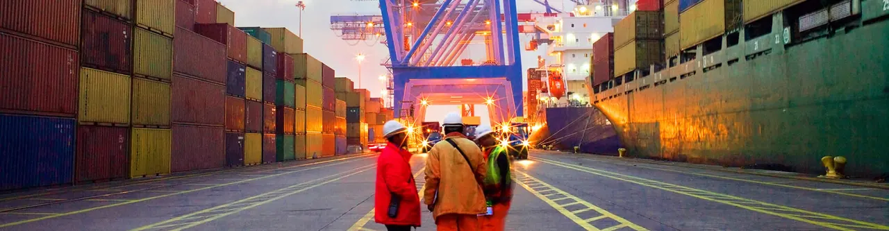 Trabajadores portuarios en un terminal de contenedores