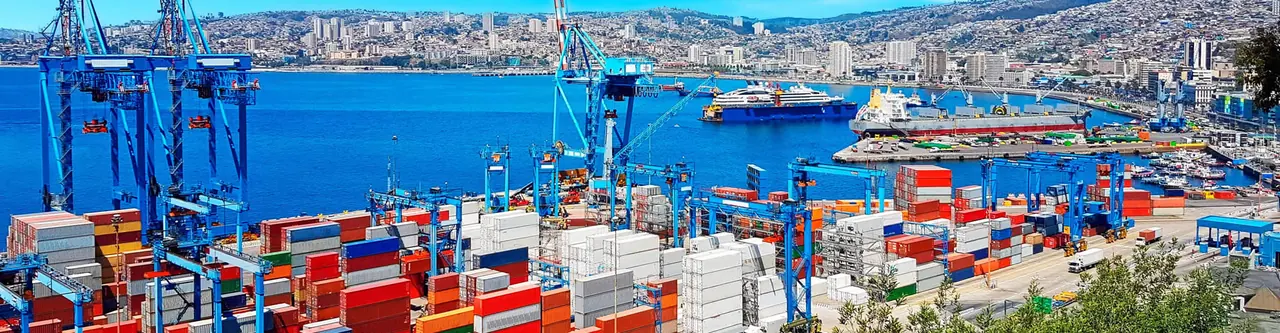 Puerto de Valparaíso con grúas, contenedores y la ciudad