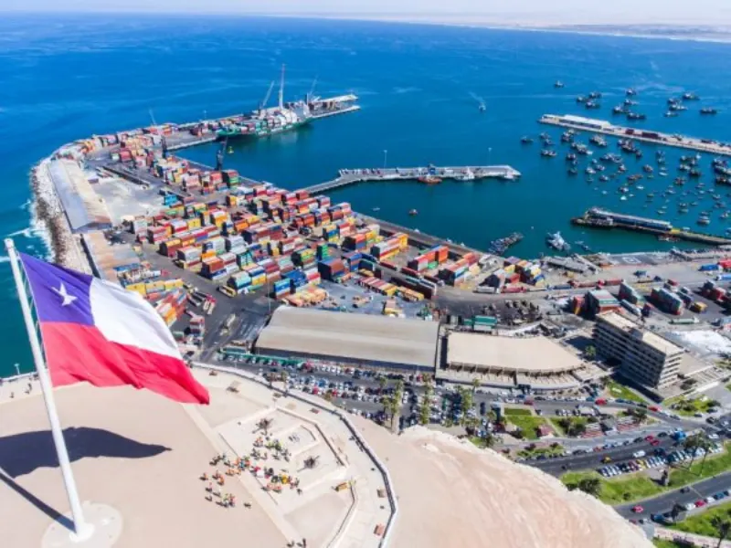 Puerto de Arica con la bandera de Chile
