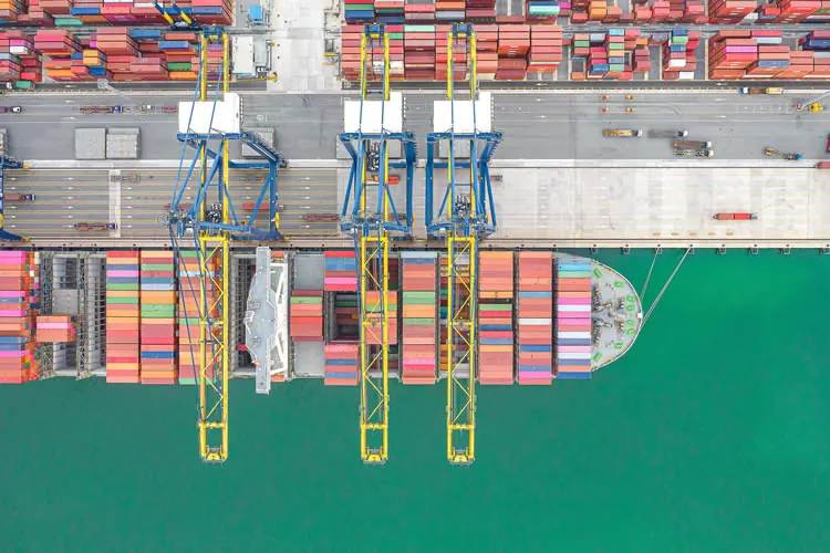 Vista aérea de un terminal de contenedores
